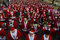 Corredores con atuendos de Papá Noel participan en la carrera Run Santa Run 10K hoy, en Guadalajara, estado de Jalisco (México).