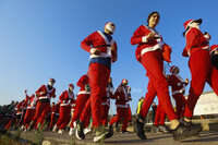 Corredores con atuendos de Papá Noel participan en la carrera Run Santa Run 10K hoy, en Guadalajara, estado de Jalisco (México).