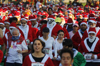 Corredores con atuendos de Papá Noel participan en la carrera Run Santa Run 10K hoy, en Guadalajara, estado de Jalisco (México).