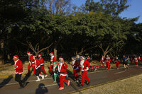 Corredores con atuendos de Papá Noel participan en la carrera Run Santa Run 10K hoy, en Guadalajara, estado de Jalisco (México).