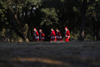 Corredores con atuendos de Papá Noel participan en la carrera Run Santa Run 10K hoy, en Guadalajara, estado de Jalisco (México).