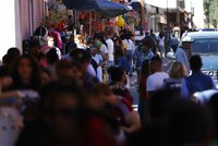 Las calles del Centro Histórico de la ciudad de Durango se ven repletas con familias realizando sus compras navideñas.