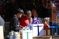 Las calles del Centro Histórico de la ciudad de Durango se ven repletas con familias realizando sus compras navideñas.