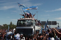 La selección Albiceleste recorre una saturada Buenos Aires donde cientos de miles de personas abarrotan las calles para festejar el título mundial.