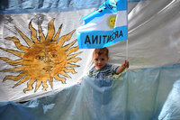 La selección Albiceleste recorre una saturada Buenos Aires donde cientos de miles de personas abarrotan las calles para festejar el título mundial.