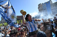 La selección Albiceleste recorre una saturada Buenos Aires donde cientos de miles de personas abarrotan las calles para festejar el título mundial.