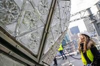 Operarios instalan los 192 cristales nuevos en el globo de cristal que marca el Año Nuevo hoy, martes en la plaza de Times Square en Nueva York.