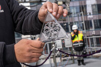 Operarios instalan los 192 cristales nuevos en el globo de cristal que marca el Año Nuevo hoy, martes en la plaza de Times Square en Nueva York.