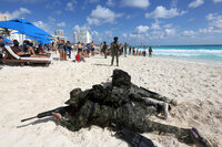 Ante la presencia de turistas nacionales y extranjeros que vacacionan en el caribe mexicano, personal de la Secretaria de Marina (Semar) realiza prácticas de salvamento, acciones de seguridad y ejercicios navales, que refuerzan el acercamiento con la sociedad mexicana en marco de la “Operación en la Mar”.