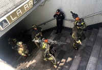 Un choque entre dos convoyes del metro de la Ciudad de México, en la zona norte de la capital, dejó un muerto y una decena de heridos, además de que provocó la suspensión del servicio y el desalojo en la estación La Raza.