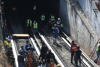 Un choque entre dos convoyes del metro de la Ciudad de México, en la zona norte de la capital, dejó un muerto y una decena de heridos, además de que provocó la suspensión del servicio y el desalojo en la estación La Raza.