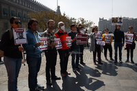 Activistas y familiares de los defensores de derechos humanos, Ricardo Lagunes y Antonio Díaz, protestaron hoy, frente a Palacio Nacional, en la Ciudad de México.