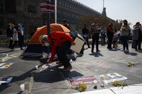 Activistas y familiares de los defensores de derechos humanos, Ricardo Lagunes y Antonio Díaz, protestaron hoy, frente a Palacio Nacional, en la Ciudad de México.