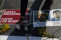 Activistas y familiares de los defensores de derechos humanos, Ricardo Lagunes y Antonio Díaz, protestaron hoy, frente a Palacio Nacional, en la Ciudad de México.