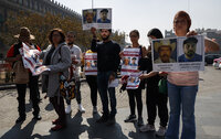 Activistas y familiares de los defensores de derechos humanos, Ricardo Lagunes y Antonio Díaz, protestaron hoy, frente a Palacio Nacional, en la Ciudad de México.