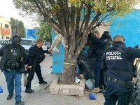 La noche de este sábado, en un operativo estratégico, elementos de la Policía Estatal destruyeron diversas construcciones de materiales frágiles, que aparentaban, eran usados por personas en situación de calle.