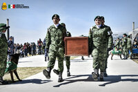 EUM20230216NAC01.JPG 
CIUDAD DE MÉXICO. Tribute/Homenaje-Perro rescatista-. 16 de febrero de 2023. Aspectos de la llegada de los restos del perro rescatista 'Proteo' del Ejército Nacional, binomio canino que murió en Turquía durante el cumplimiento de su deber. Foto: Agencia EL UNIVERSAL/Carlos Mejía/EELG