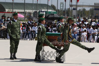 EUM20230216NAC06.JPG 
CIUDAD DE MÉXICO. Tribute/Homenaje-Perro rescatista-. 16 de febrero de 2023. Aspectos de la llegada de los restos del perro rescatista 'Proteo' del Ejército Nacional, binomio canino que murió en Turquía durante el cumplimiento de su deber. Foto: Agencia EL UNIVERSAL/Carlos Mejía/EELG