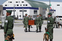 EUM20230216NAC05.JPG 
CIUDAD DE MÉXICO. Tribute/Homenaje-Perro rescatista-. 16 de febrero de 2023. Aspectos de la llegada de los restos del perro rescatista 'Proteo' del Ejército Nacional, binomio canino que murió en Turquía durante el cumplimiento de su deber. Foto: Agencia EL UNIVERSAL/Carlos Mejía/EELG