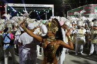 Escuelas de samba desfilan en el imponente sambódromo del carnaval de Río de Janeiro