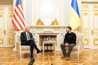 Kyiv (Ukraine), 20/02/2023.- A handout photo made available by the Ukrainian Presidential Press Service on 20 February 2023 shows Ukrainian President Volodymyr Zelensky (R) and US President Joe Biden during a meeting in Kyiv (Kiev), Ukraine, amid Russia's invasion. The White House announced on 20 February, that US President Biden met with Ukrainian President Zelensky and his team to extended discussions on US support for Ukraine. (Rusia, Ucrania, Estados Unidos) EFE/EPA/UKRAINIAN PRESIDENTIAL PRESS SERVICE HANDOUT -- MANDATORY CREDIT: UKRAINIAN PRESIDENTIAL PRESS SERVICE -- HANDOUT EDITORIAL USE ONLY/NO SALES
