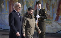 Kyiv (Ukraine), 20/02/2023.- A handout photo made available by the Ukrainian Presidential Press Service on 20 February 2023 shows Ukrainian President Volodymyr Zelensky (R) and US President Joe Biden during a meeting in Kyiv (Kiev), Ukraine, amid Russia's invasion. The White House announced on 20 February, that US President Biden met with Ukrainian President Zelensky and his team to extended discussions on US support for Ukraine. (Rusia, Ucrania, Estados Unidos) EFE/EPA/UKRAINIAN PRESIDENTIAL PRESS SERVICE HANDOUT -- MANDATORY CREDIT: UKRAINIAN PRESIDENTIAL PRESS SERVICE -- HANDOUT EDITORIAL USE ONLY/NO SALES
