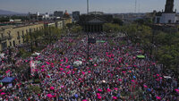 Miles de personas que se manifiestan en la explanada de la Plaza Liberación, en defensa del Instituto Nacional Electoral (INE) y contra la reforma electoral que impulsa el presidente del país, Andrés Manuel López Obrador, hoy en Guadalajara.