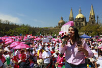 Miles de personas que se manifiestan en la explanada de la Plaza Liberación, en defensa del Instituto Nacional Electoral (INE) y contra la reforma electoral que impulsa el presidente del país, Andrés Manuel López Obrador, hoy en Guadalajara.