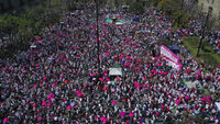 Miles de personas que se manifiestan en la explanada de la Plaza Liberación, en defensa del Instituto Nacional Electoral (INE) y contra la reforma electoral que impulsa el presidente del país, Andrés Manuel López Obrador, hoy en Guadalajara.