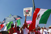 Miles de personas que se manifiestan en la explanada de la Plaza Liberación, en defensa del Instituto Nacional Electoral (INE) y contra la reforma electoral que impulsa el presidente del país, Andrés Manuel López Obrador, hoy en Guadalajara.