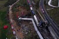 La mayor tragedia ferroviaria en la historia de Grecia -y la peor en Europa en la última década- ha dejado este miércoles al menos 38 muertos y ha abierto numerosos interrogantes sobre los errores que llevaron al choque frontal de dos trenes.