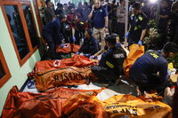 Un rayo provocó la explosión y el posterior incendio en una tubería de combustible de la compañía estatal indonesia de energía Pertamina, en el norte de Yakarta, que causó al menos 17 muertos, 18 desaparecidos y 49 heridos de gravedad, informaron este sábado las autoridades.
