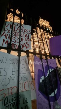 Tras la marcha feminista del Día Internacional de la Mujer por avenida 20 de Noviembre, tanto la Catedral de Durango como la biblioteca de la UJED recibieron “pintas” y pancartas de mensajes en contra del acoso y abuso que viven día a día.