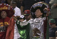 Joey Meneses conectó dos vuelacercas, incluido uno crucial de tres carreras en el cuarto, para liderar a México a una victoria el domingo 11-5 sobre Estados Unidos en el Clásico Mundial de Beisbol.