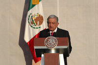 Miles de ciudadanos asisten al mensaje del presidente de México, Andrés Manuel López Obrador, con motivo del 85 aniversario de la expropiación petrolera, en la explanada del Zócalo de Ciudad de México.