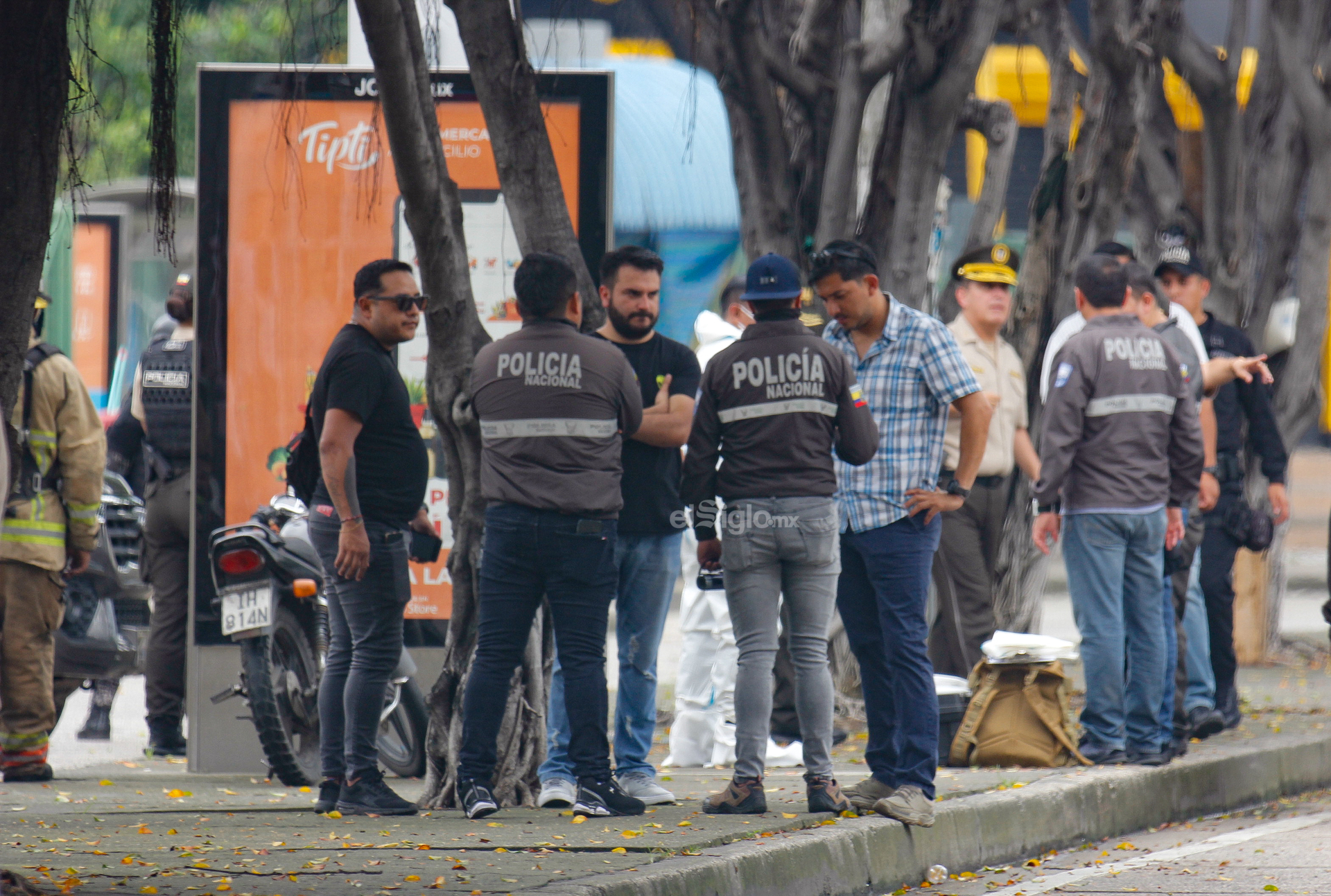 Momentos de pánico y terror atravesó un guardia de seguridad de una joyería al norte de Guayaquil, Ecuador, luego de que fuera obligado a portar lo que parece ser un chaleco con explosivos.
