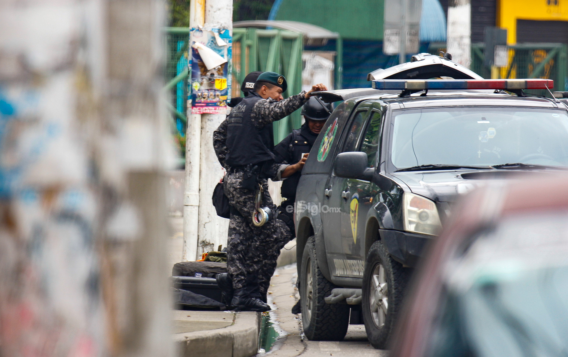 Momentos de pánico y terror atravesó un guardia de seguridad de una joyería al norte de Guayaquil, Ecuador, luego de que fuera obligado a portar lo que parece ser un chaleco con explosivos.