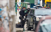 Momentos de pánico y terror atravesó un guardia de seguridad de una joyería al norte de Guayaquil, Ecuador, luego de que fuera obligado a portar lo que parece ser un chaleco con explosivos.