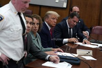 Este martes se lleva a cabo la lectura de cargos en contra del expresidente de Estados Unidos, Donald Trump, quien enfrenta múltiples investigaciones; el exmandatario será procesado por los presuntos sobornos realizados a la actriz porno Stormy Daniels en un juzgado de Manhattan, en Nueva York.