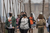 La calidad del aire de la ciudad de Nueva York fue la peor desde al menos la década de 1980 el miércoles por la tarde, cuando el espeso humo de los incendios forestales que descendía de Canadá oscureció la ciudad en una neblina naranja.