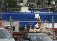 El barco canadiense Horizon Arctic depositó este miércoles en el puerto de San Juan de Terranova (Canadá) los restos del sumergible Titán, que implosionó el pasado 18 de junio cuando descendía hacia los restos del Titanic, con cinco ocupantes a bordo.