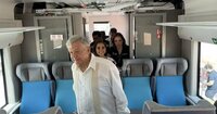 El pasado sábado, el presidente Andrés Manuel López Obrador presentó el primer vagón del Tren Maya en llegar a Cancún, Quintana Roo. Junto a la gobernadora Mara Lezama, difundieron las primeras imágenes del convoy que pertenecería a la línea 'Xiinbal'.