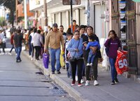 Duranguenses acuden al centro histórico a realizar compras durante el Buen Fin