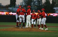 Más de 2 mil aficionados, ávidos de ver buen beisbol y de arropar a Caliente de Durango como su nuevo club, acudieron este viernes a disfrutar el choque entre la novena rojinegra y los Rieleros de Aguascalientes.