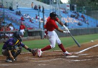 Más de 2 mil aficionados, ávidos de ver buen beisbol y de arropar a Caliente de Durango como su nuevo club, acudieron este viernes a disfrutar el choque entre la novena rojinegra y los Rieleros de Aguascalientes.