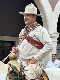 Las famosas Callejoneadas regresaron al Centro Histórico de Durango este domingo con la reapertura del Teatro del Calvario, el punto de encuentro de este tradicional evento, que se distingue por reunir el baile y la música folclórica mexicana.