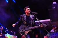 Los 30 años de carrera musical del compositor mexicano Aleks Syntek se escucharon en la Plaza IVCentenario de Durango, donde se presentó como parte de los eventos estelares de la mayor fiesta cultural del estado, el Festival Revueltas 2024.