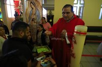 Decenas de duranguenses se reúnen en templo de San Judas Tadeo para agradecerle y venerarlo.