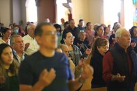 Decenas de duranguenses se reúnen en templo de San Judas Tadeo para agradecerle y venerarlo.