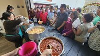 Y San Judas lo volvió a hacer. En la calle Ramírez ocurrió el milagro de la multiplicación de la comida. Esperaban a 700 personas para el Rosario y la Reliquia, pero llegó mucha, mucha más gente de lo planeado.